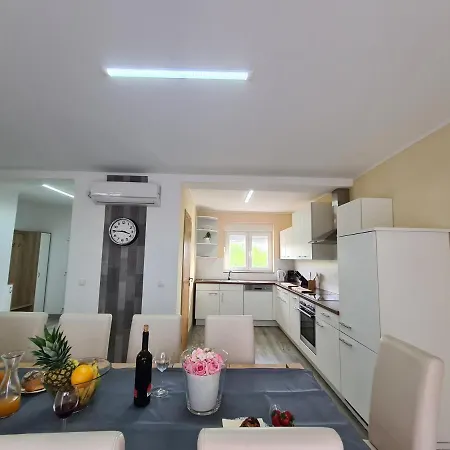 Vacation House Privlaka Willa